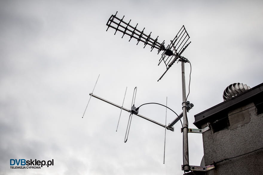 Przykładowy montaż anteny VHF w polaryzacji pionowej.